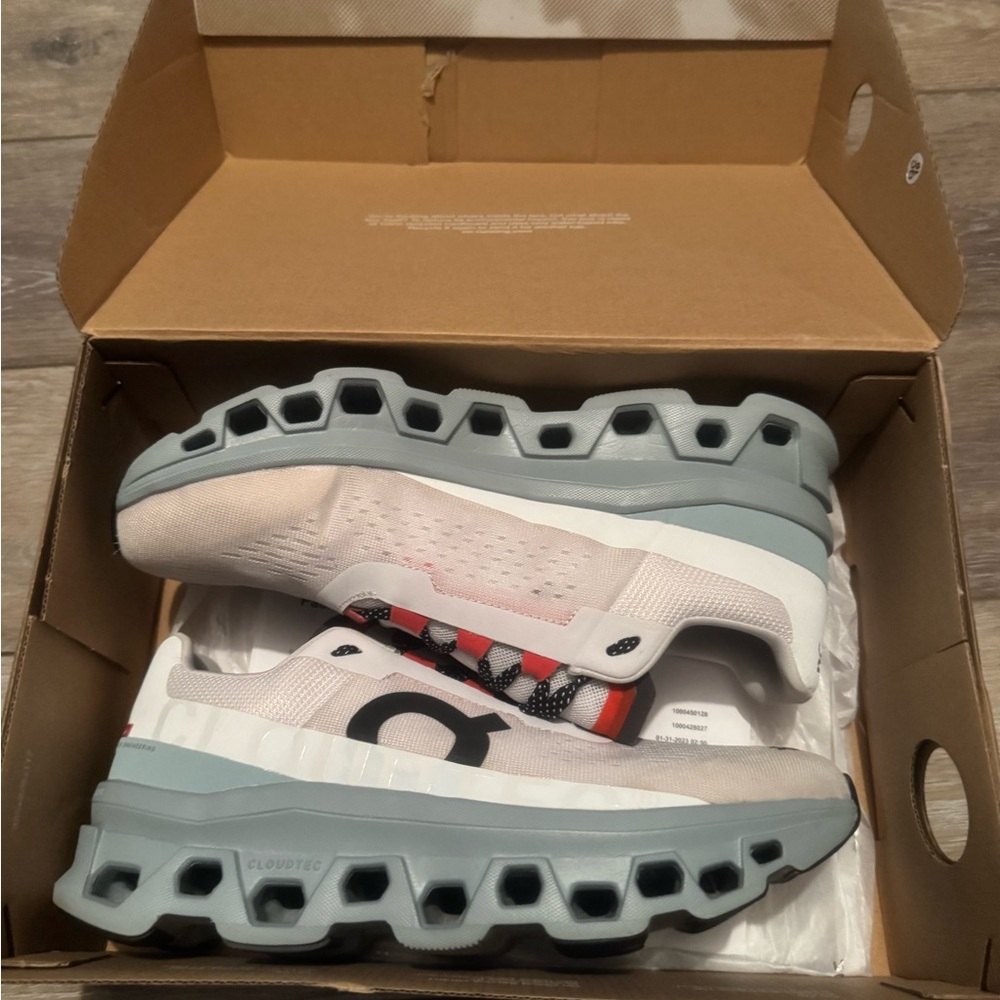 Almost New!!! On Cloud Cloudmonster